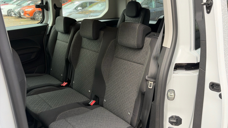 Vauxhall Combo Life 100kW Design XL 52kWh 5dr Auto [7 Seat] Electric Estate